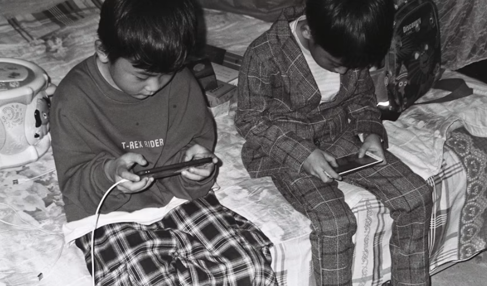 Anak Sulit Lepas dari Gawai? Kenali Dampaknya dan Batas Screen Time Sesuai Usia